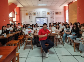 2022华釜青年奖创意讲堂携手优衣库走进湖北师范大学